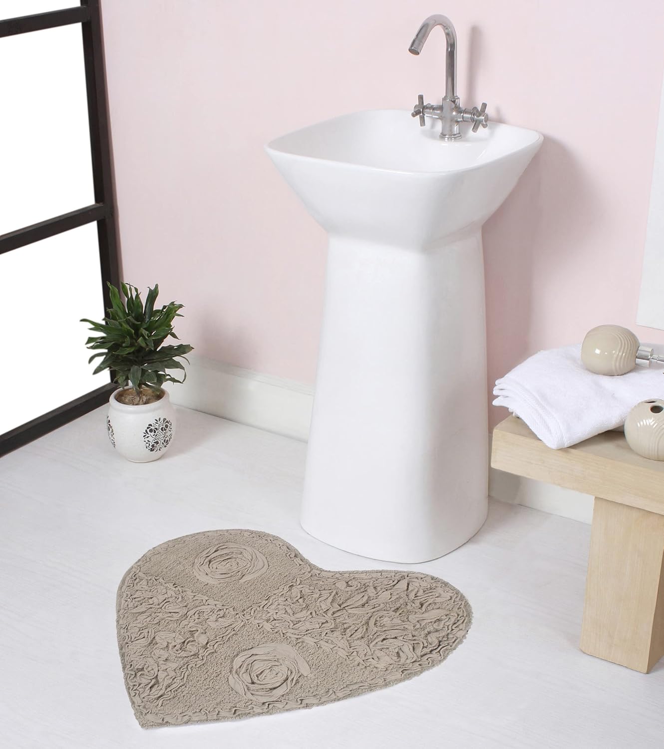 Home Weavers Modesto Bath Rug 25x25 Heart Linen
